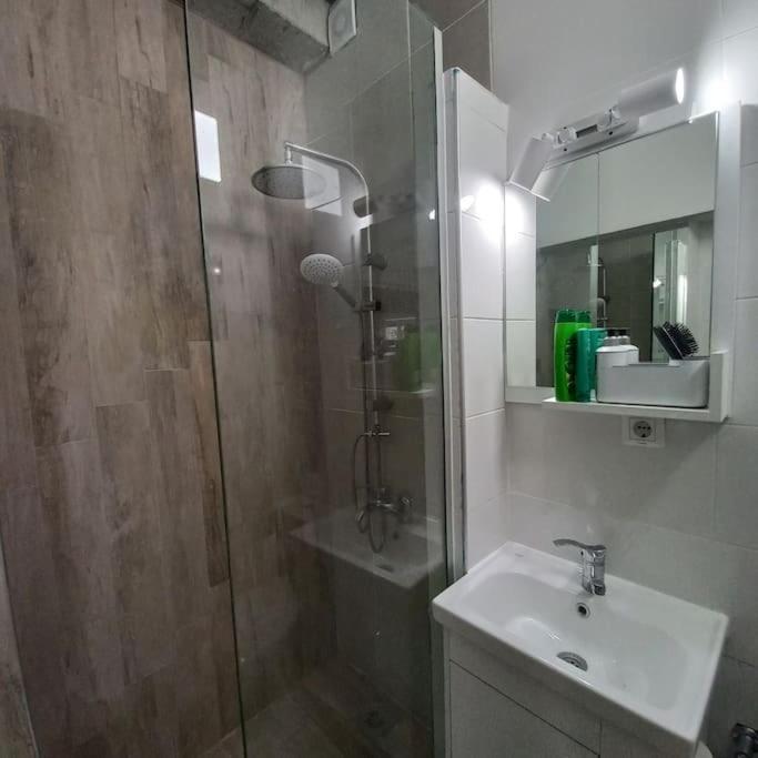 Lovely 1- Bedroom Condo Close To Downtown Скопье Экстерьер фото